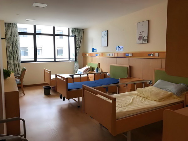 演硬汉成名却情路坎坷，8年不敢谈恋爱，遇小10岁的她成宠妻狂魔